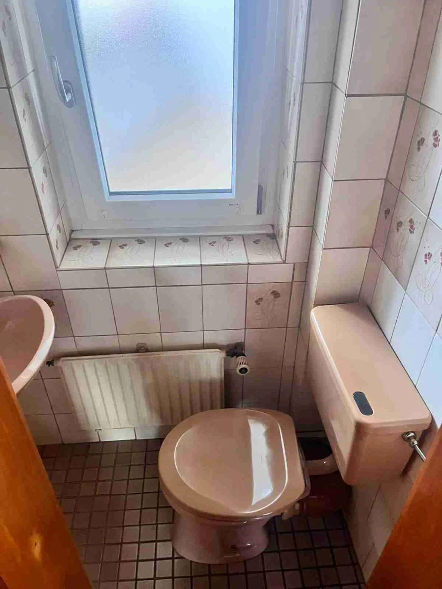 Schlüsselfertige Sanierung Dortmund 9 Sanierungsbedürftiges Gäste-WC in Lünen vor dem Umbau