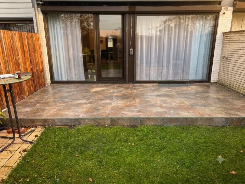 Schlüsselfertige Sanierung Dortmund 6 Terrasse in Lünen mit neuen 2 cm Außenfliesen, in Monokorn verlegt